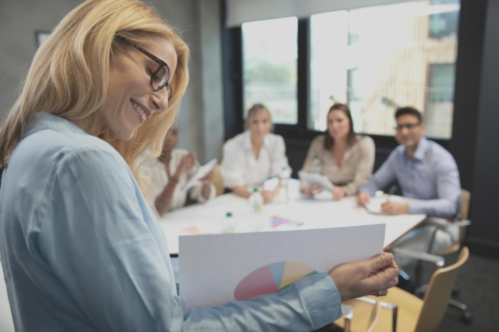 Reunión de equipo financiero revisando informes