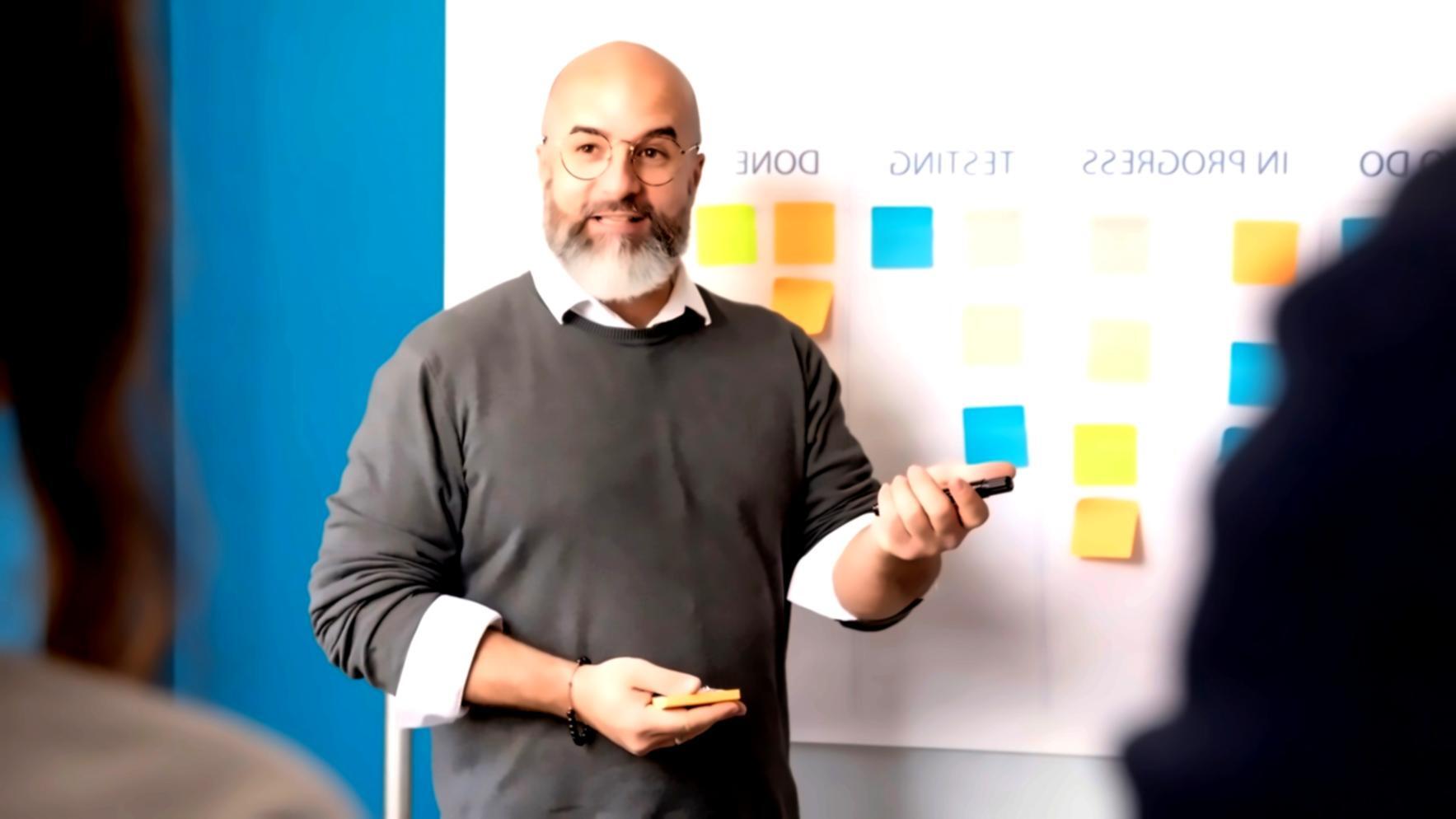 Mesa de trabajo con documentos financieros y análisis de inversión