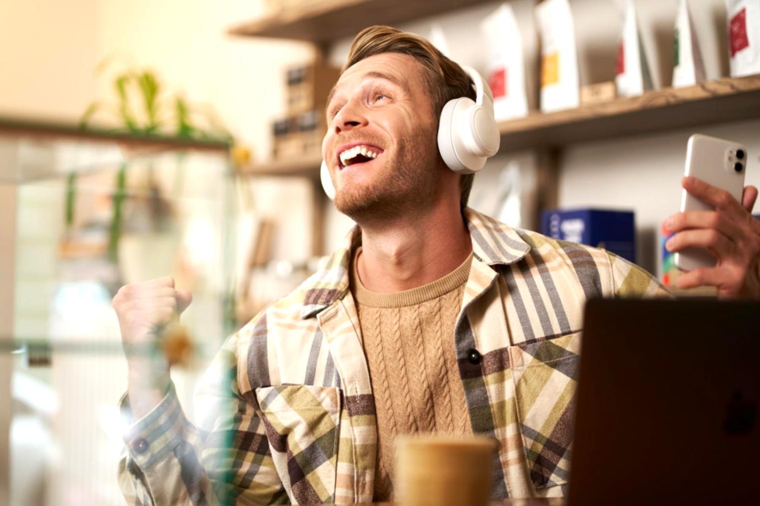 Profesional analizando datos financieros en pantalla