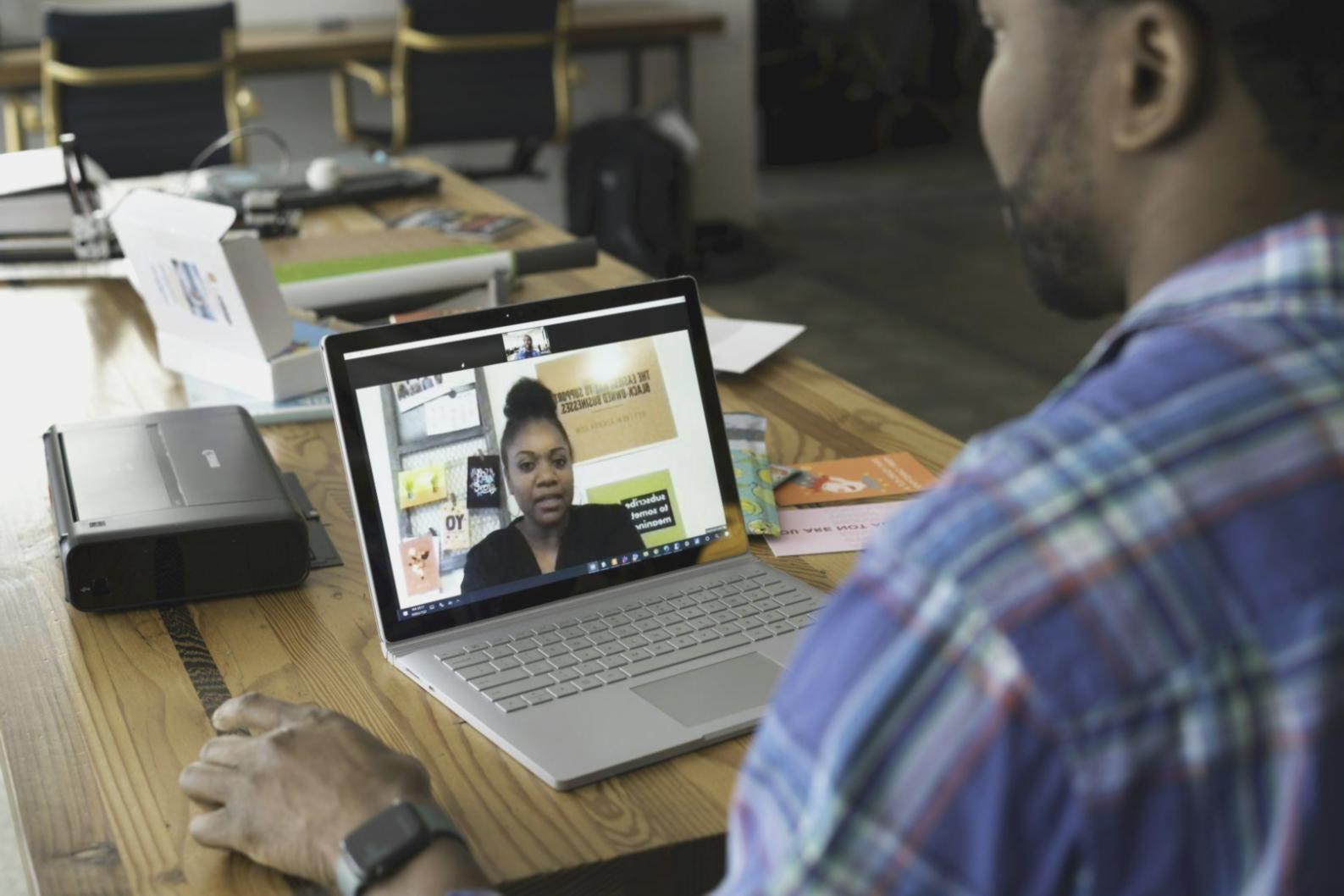 Profesionales de aprexivona colaborando en análisis financiero